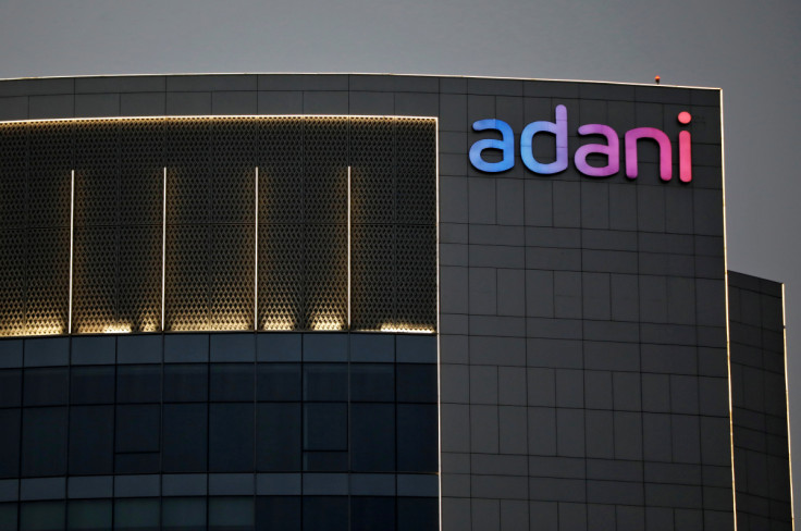 O logotipo do Grupo Adani é visto na fachada de um de seus edifícios nos arredores de Ahmedabad