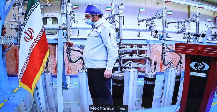 Uma foto fornecida pelo gabinete presidencial iraniano no sábado mostra uma tela de videoconferência de um engenheiro dentro da usina iraniana de enriquecimento de urânio Natanz