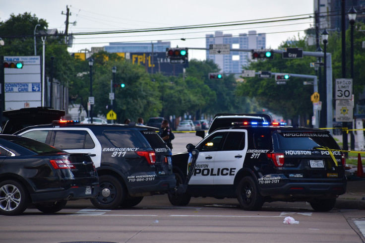Carros da polícia de Houston bloqueando uma rua