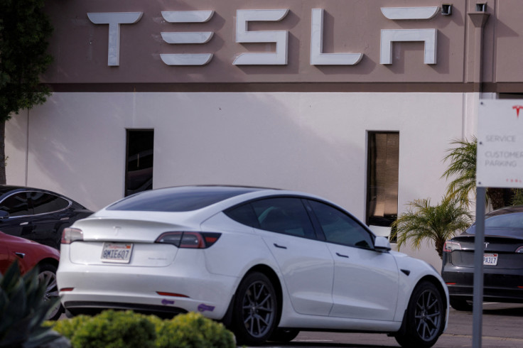 Veículos da Tesla em um centro de serviços da Tesla na Califórnia
