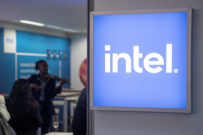 O logotipo da Intel Corporation é visto em Davos