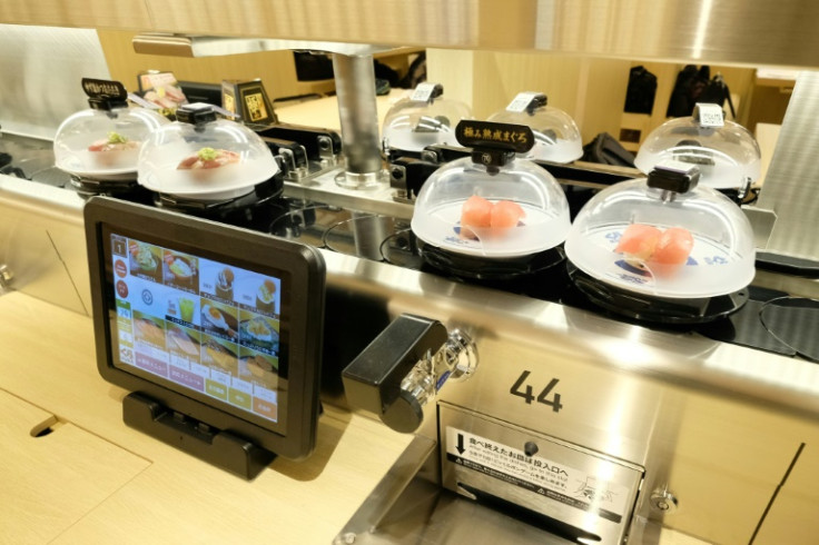 A cadeia de restaurantes japonesa Kura Sushi planeja instalar câmeras acima de suas esteiras rolantes para monitorar os clientes