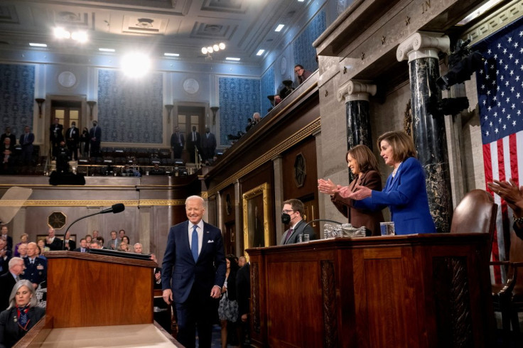 A vice-presidente dos EUA, Kamala Harris, e a presidente da Câmara dos EUA, Nancy Pelosi (D-CA), observam a chegada do presidente dos EUA, Joe Biden, para fazer o discurso do Estado da União no Capitólio dos EUA em Washington, DC, EUA, 1º de março de 2022