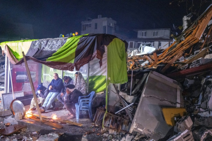 Sobreviventes em Hatay, na Turquia, se abrigam após um grande terremoto