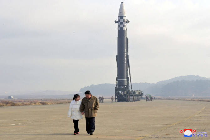 O líder norte-coreano Kim Jong Un, junto com sua filha, se afasta de um ICBM nesta foto sem data divulgada pela KCNA