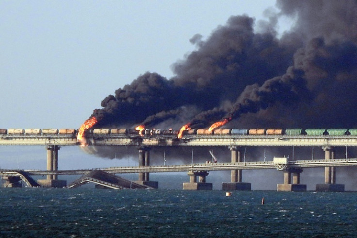 Fumaça negra sai de um incêndio na ponte de Kerch que liga a Crimeia à Rússia, depois que um caminhão explodiu, perto de Kerch, em 8 de outubro de 2022