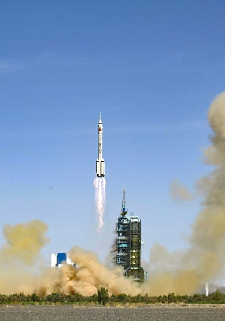 O trio levado ao espaço pelo foguete Longa Marcha-2F no domingo ficará a bordo da estação espacial Tiangong por seis meses