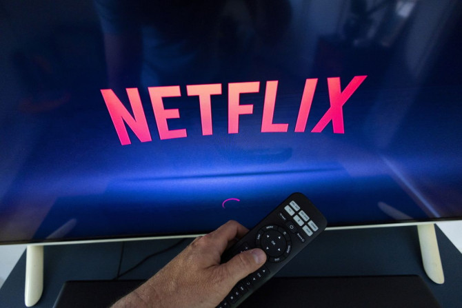 Um logotipo da Netflix é mostrado em uma tela de TV antes de uma votação suíça em um referendo chamado "Lex Netflix" nesta ilustração tirada em 9 de maio de 2022.