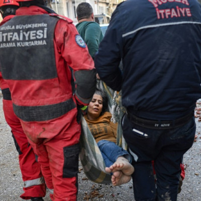 Uma mulher é resgatada após sobreviver ao terremoto na província de Hatay, na Turquia.