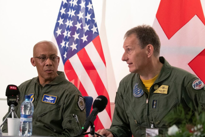 O Chefe do Estado-Maior da Força Aérea dos EUA, General Charles Q. Brown Jr., ouve o Comandante da Força Aérea Suíça, General Peter Merz, durante uma coletiva de imprensa em uma base aérea suíça em Payerne, Suíça, em 15 de março de 2022.