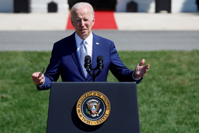 O presidente dos EUA, Biden, assina o CHIPS and Science Act de 2022, em Washington
