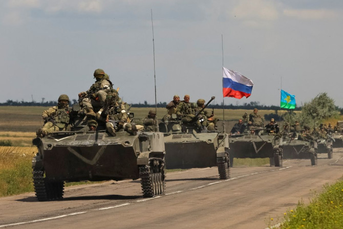 Um comboio blindado de tropas russas dirige na parte controlada pelos russos da região de Zaporizhzhia, Ucrânia, 23 de julho de 2022.