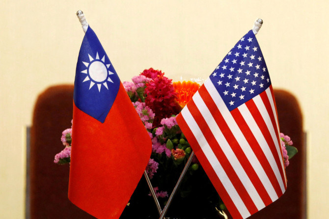 Bandeiras de Taiwan e dos EUA são colocadas para uma reunião em Taipei