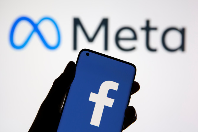 Um smartphone com o logotipo do Facebook é visto na frente do novo logotipo da nova marca do Facebook, Meta, nesta ilustração
