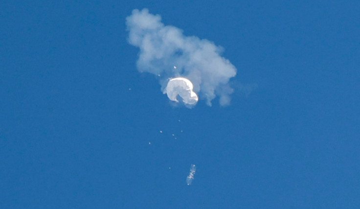 O suposto balão espião chinês flutua para o oceano depois de ser abatido na costa de Surfside Beach