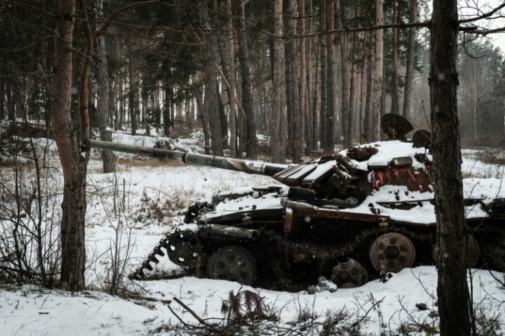Um tanque de guerra abandonado na neve perto de Yampil, no leste da Ucrânia