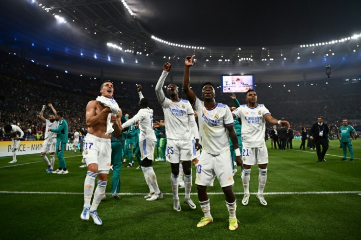 Jogadores do Real Madrid comemoram após vencer o Liverpool na final da Liga dos Campeões no Stade de France em maio