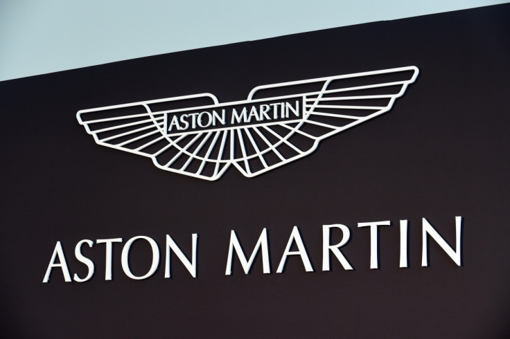 Um logotipo da Aston Martin é retratado na nova fábrica em Saint Athan