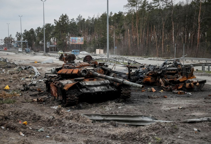 Um tanque russo destruído é visto em uma rodovia, enquanto o ataque da Rússia à Ucrânia continua, na região de Kiev, Ucrânia, 5 de abril de 2022.