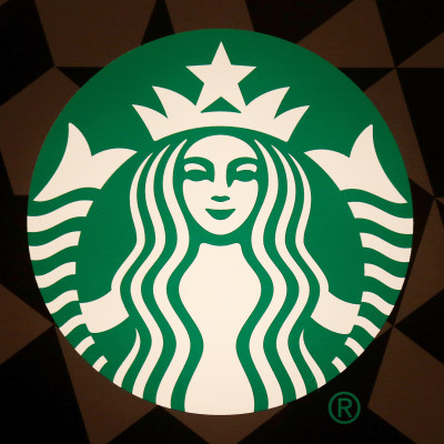 Um logotipo da Starbucks é retratado na porta do Green Apron Delivery Service no Empire State Building em Nova York