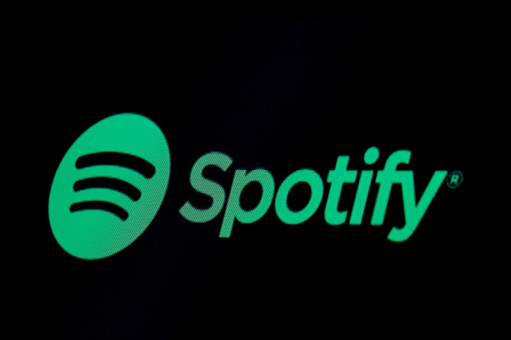 O logotipo do Spotify é exibido em uma tela no piso da NYSE em Nova York