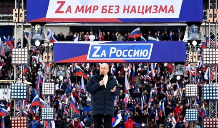 O presidente Vladimir Putin se dirigiu a dezenas de milhares de apoiadores em um comício em Moscou marcando o oitavo aniversário da anexação da Crimeia pela Rússia