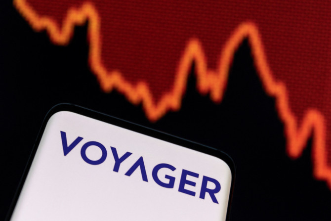 A ilustração mostra o logotipo da Voyager Digital e o gráfico de estoque decrescente