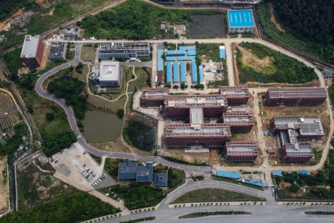 Vista aérea do laboratório P4 (centro L) no campus do Instituto de Virologia de Wuhan em Wuhan, na província central de Hubei, na China, em maio de 2020. Inaugurado em 2018, o laboratório P4 realiza pesquisas sobre as doenças mais perigosas do mundo e foi