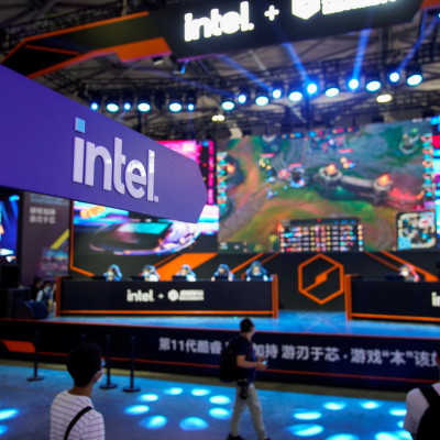 Visitantes são vistos no estande da Intel durante a China Digital Entertainment Expo and Conference, também conhecida como ChinaJoy, em Xangai