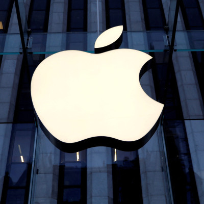 O logotipo da Apple Inc. é visto pendurado na entrada da loja da Apple na 5ª Avenida em Nova York