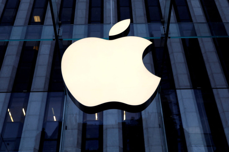 O logotipo da Apple Inc. é visto pendurado na entrada da loja da Apple na 5ª Avenida em Nova York