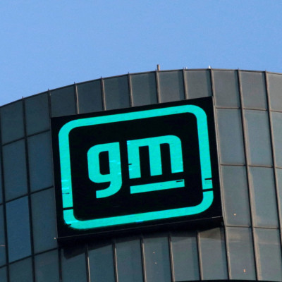 Logotipo da General Motors no topo da sede da empresa