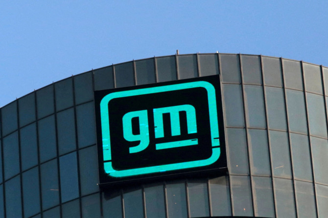 Logotipo da General Motors no topo da sede da empresa