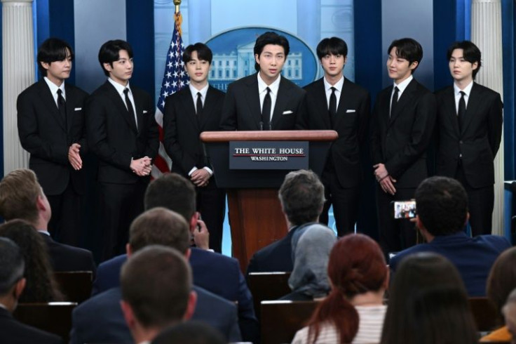 A banda coreana BTS aparece na coletiva de imprensa diária no Brady Press Briefing da Casa Branca em Washington, DC, 31 de maio de 2022