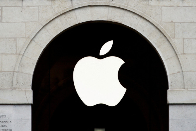 O logotipo da Apple é visto na loja da Apple na Marche Saint Germain em Paris