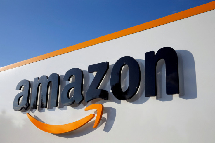 Logomarca da Amazon é vista no centro logístico da empresa em Boves