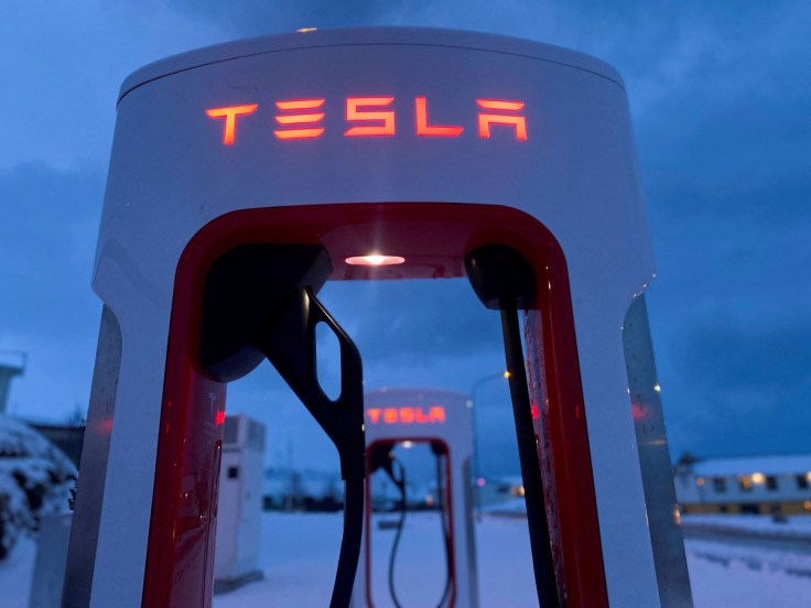 Carregadores de veículos elétricos da Tesla são vistos durante o inverno em Hofn