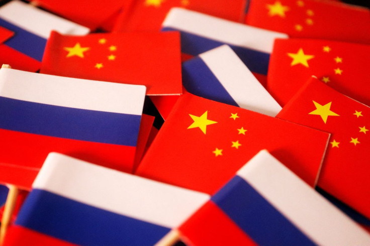 As bandeiras da China e da Rússia são exibidas nesta foto ilustrativa tirada em 24 de março de 2022.