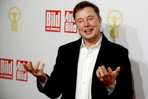 Musk da Tesla retratado em uma premiação