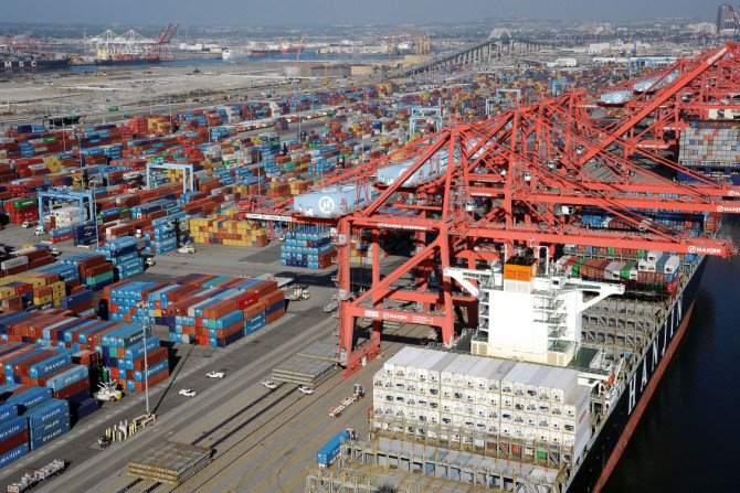 Guindastes e contêineres são vistos nos portos de Los Angeles e Long Beach, Califórnia, em 6 de fevereiro de 2015, nesta imagem aérea.