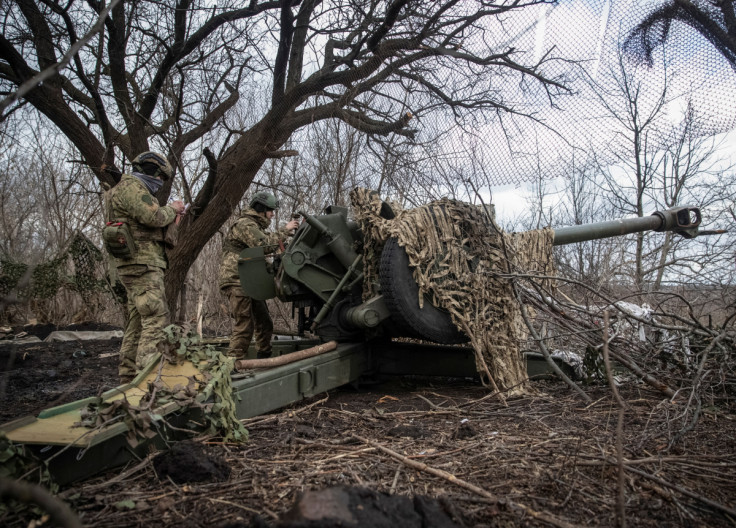 Membros do serviço ucraniano se preparam para atirar de um obus em uma linha de frente perto da cidade de Bakhmut