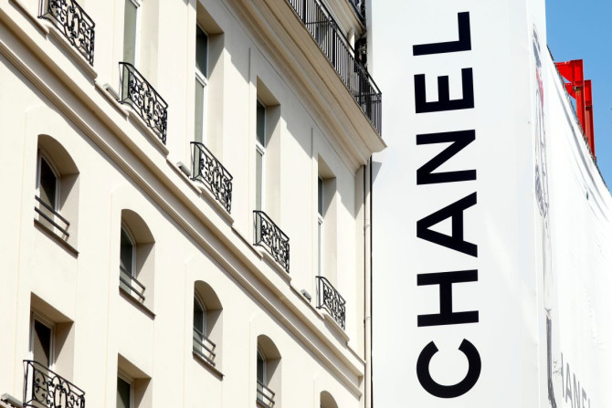 O logotipo da grife Chanel é visto em uma loja em Paris, França, em 18 de junho de 2020.