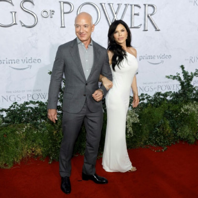 O fundador da Amazon, Jeff Bezos, e Laura Sánchez assistem à estreia em Los Angeles de "O Senhor dos Anéis: Os Anéis do Poder" da Amazon Prime Video