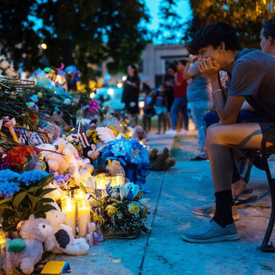 Enlutados prestam homenagem aos 21 mortos no tiroteio em massa na Robb Elementary School, na Uvalde Town Square em Uvalde, Texas, em 1º de junho de 2022. Lucas Boland/USA TODAY NETWORK via REUTERS