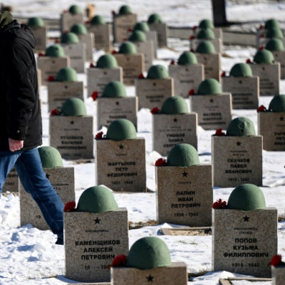 Andrei Oreshkin, um voluntário que procura restos mortais de soldados russos, no cemitério de Rossoshka