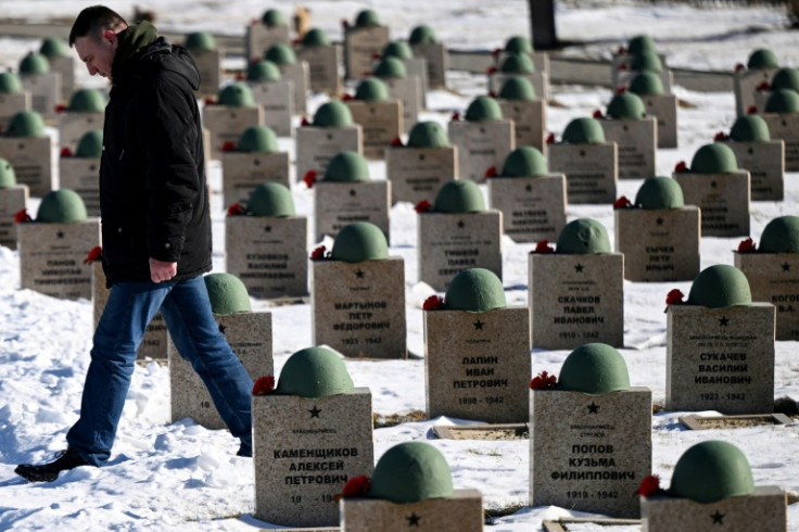 Andrei Oreshkin, um voluntário que procura restos mortais de soldados russos, no cemitério de Rossoshka