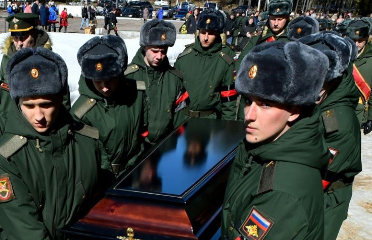 Soldados carregam o caixão do militar russo Nikita Avrov, de 20 anos, durante seu funeral em uma igreja em Luga, cerca de 150 quilômetros ao sul de São Petersburgo, em 11 de abril de 2022