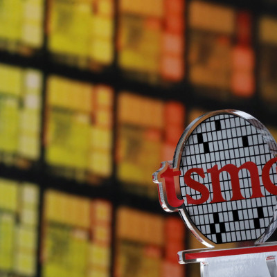 Um logotipo da Taiwan Semiconductor Manufacturing Co (TSMC) é visto em sua sede em Hsinchu