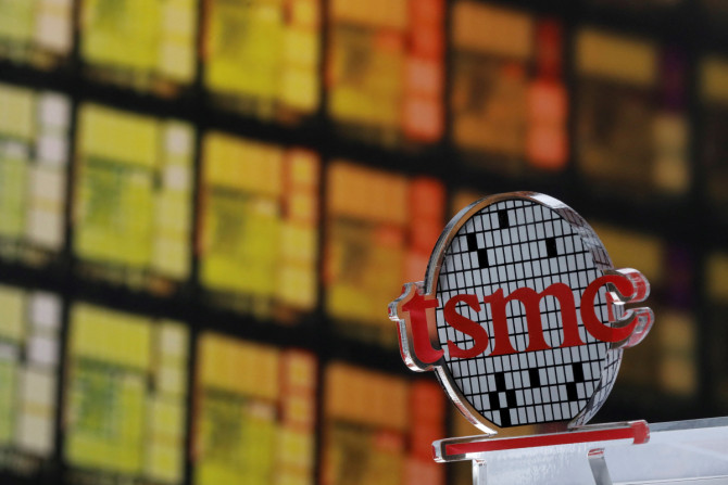 Um logotipo da Taiwan Semiconductor Manufacturing Co (TSMC) é visto em sua sede em Hsinchu