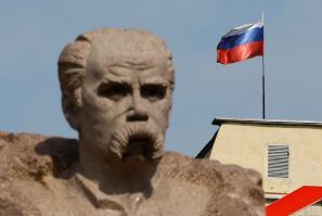 A bandeira russa tremula no topo de um edifício em Enerhodar